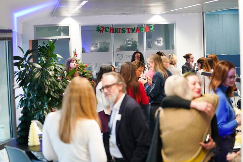 Alte Freundinnen und neue Bekannte: Beim Mitgliedertreff der Women4Cyber in München herrschte eine gemütliche und inklusive Stimmung. (Bild: Nicolas Armer)