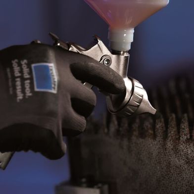 Hier wird nichts lackiert, sondern quasi anti-schlackiert! Denn in dieser Sprühpistole befindet sich die Trumpf-Spezialflüssigkeit namens „Slat care Liquid“, die man auf saubere Auflagenleisten von Laserbearbeitungsmaschinen aufsrühen sollte, damit Schlacke in Zukunft kein Problem mehr ist. (Bild: Trumpf)