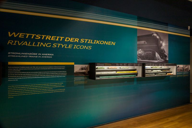 Von der Luftschifftechnik spannt sich der Bogen bis zur aerodynamischen Gestaltung von Automobilien, Eisenbahnen, Motorrädern und Flugzeugen. (Zeppelin-Museum/Markus Tretter)