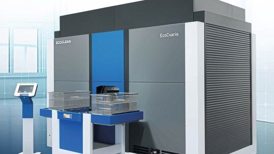 L'EcoCvario, très flexible, a été développé pour le nettoyage fin à l'eau. Il permet d'intégrer différentes technologies de nettoyage et de séchage qui peuvent être configurées en fonction de l'application et des besoins spécifiques du client. (Source :  Ecoclean GmbH)