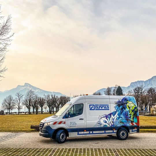 Messdienstleister Nivus verfügt über ein großes Team sowohl mit ausgebildeten Fachkräften als auch voll ausgestatteten Einsatzfahrzeugen und bietet viele weitere Messdienstleistungen im Bereich Wasser und Abwasser an.(Bild:  Nivus)