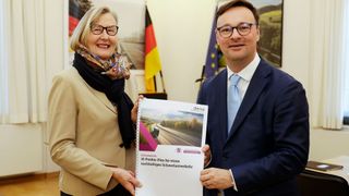 Kristina Haverkamp übergibt den Zehn-Punkte-Plan an den Koordinator der Bundesregierung für Güterverkehr und Logistik, Oliver Luksic. (Bild: Pedro Becerra)