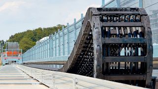 Auf der automatisierten Versuchsanlage können Verfahrwege von bis zu 1000 m Länge simuliert werden. (Igus)