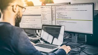 Volkswagen bildet seit dem Frühjahr 2019 in seiner „Fakultät 73“ Softwareentwickler selbst aus.  (VW)