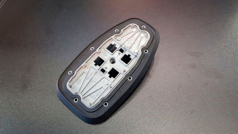 Die Zinkgießerei Föhl demonstrierte an einer Bodenplatte für Autodachantennen sowohl ihre im Heißkanalverfahren umgesetzte Hybridtechnologie (Zink und Kunststoff) als auch die eigenentwickelte Nanobeschichtung Föhlan. (Bild: D.Quitter/VCG)