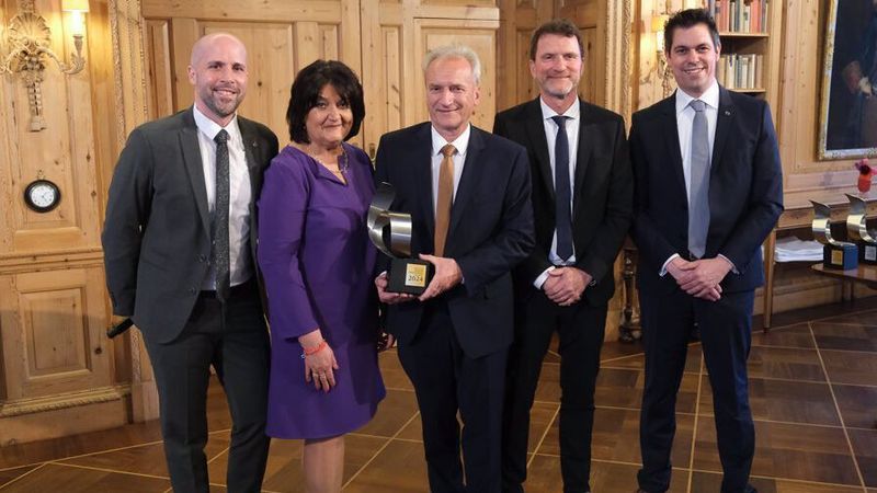 In der Kategorie 2, in die Händler zwischen 220 und 299 Einheiten fallen, sicherte sich das Autohaus Hutter den ersten Platz: (v. l.) Stefan Kampa, Direktor Netzstrategie und Kundenerlebnis bei Mazda Deutschland, Walter und Irmgard Hutter vom Autohaus Hutter, Gerd Meyer, Direktor Service Mazda Deutschland, und Felix Gebhart, Direktor Vertrieb bei Mazda Deutschland (Bild: Mazda)