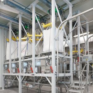 Drei der vier neuen Big-Bag-Entleerstationen wurden in einem Gestell zu einer Triple-Station zusammengefasst. (Bilder:  Azo)