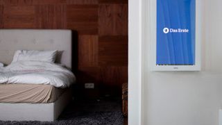 Der neue digitale Spiegel hilft bei der Organisation des Alltags, erinnert, informiert und motiviert. Pünktlich zur IFA wird mit der Auslieferung der ersten Geräte begonnen. (DGMK Deutsche Gesellschaft für multimediale Kundenbindungssysteme mbH)