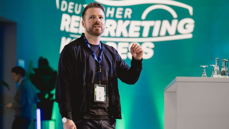 Erik Epple, Videoproducer bei Real Garant, stellte das Real Garant Claims Portal (RG CP) vor. Mit diesem Angebot baut der Garantieversicherer sein digitales Angebot in der Schadenabwicklung weiter aus.  (Bild: Stefan Bausewein)
