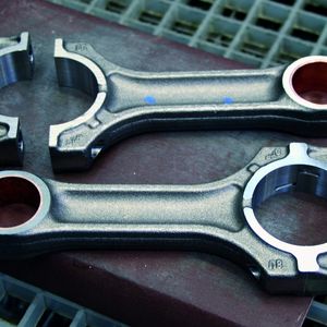 Bild 1: Ein aufgesägtes (oben) und ein wieder verschraubtes Pleuel. Nach dem Cracken oder Aufsägen werden beide Teile mit einer ETX-Spindel verschraubt.