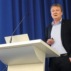 Mit Spannung erwartet wurde die neue Oldtimerstudie. Gerd Heinemann, Geschäftsführer der Beratungsgesellschaft BBE Automotive, stellte die Marktstudie „Wirtschaftsfaktor Young- und Oldtimer 2023“ vor, die weit mehr als „nur“ KBA-Zahlen bietet.(Bild:  Dominsky –  »kfz-betrieb«)