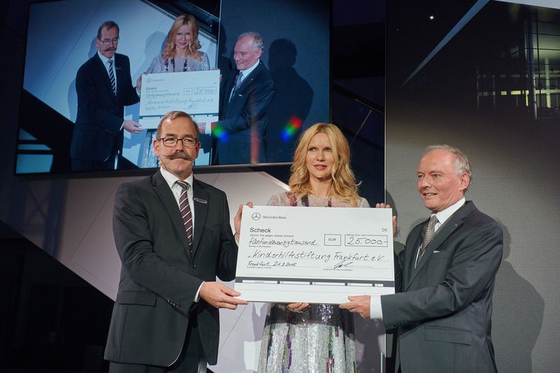 Wagner überreichte gemeinsam mit Schauspielerin Veronica Ferres einen Scheck in Höhe von 25.000 Euro an die Kinderhilfestiftung Frankfurt am Main. (Daimler)