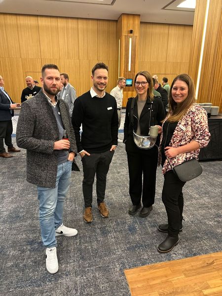 (v. l.) Thomas Müller (NBB), Fabian Diefenbach (Samsung), Siria Dede (NBB) und Mareike Menz (Samsung). (Bild: Vogel IT-Medien GmbH)