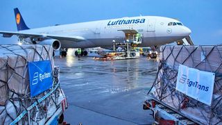 Egetrans setzt beim Warentransport auf sogenannte Prachter. Das sind speziell angepasste Passagiermaschinen der Lufthansa Cargo, die seit letztem Jahr die weltweite Versorung mit wichtigen Gütern sichern helfen. (Lufthansa Cargo)