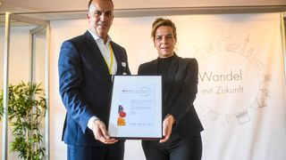 Ausgezeichnete Zukunftsfähigkeit! Tobias Vogel, Geschäftsführer Gleitlager & Lineartechnik bei Igus, erhält von der NRW-Wirtschaftsministerin Mona Neubaur den Preis „Wirtschaft im Wandel“, der Igus als Zukunftsunternehmen in der Kategorie Mittelstand & Konzern bestätigt. (Bild: Igus / A. Bretz)