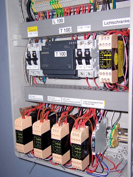 Bild 2: Dieser Sicherheitscontroller kann bis zu 49 dynamische Sicherheitssensoren oder Not-Halt-Taster überwachen. (Bild: ABB)