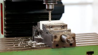 Die Fräse ist jetzt mit Vorschubmotoren, digitalem Zwilling und einer CNC-Steuerung ausgestattet und ihre Fähigkeiten sind als Skills aufrufbar.  (Bild: A. Sell/Smartfactory-KL)