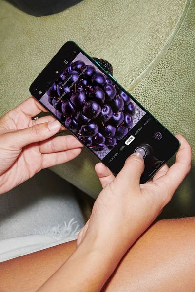 Das Full-HD+-Display verfügt über eine Spitzenhelligkeit von bis zu 1.100 nits und soll sogar bei hellem Sonnenlicht eine klare Darstellung bieten. (Oneplus)