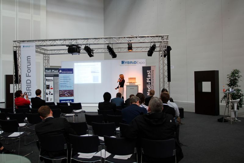 Und das war die zweite Hybrid Expo, die Begleitmesse der Composites Europe mit Fokus auf Bauteile, die aus verschiedenen Werkstoffen aufgebaut sind. Auch bei dieser Messe verzeichnet der Veranstalter deutliche Zuwächse, was ich als Besucher der ersten Hybrid Expo nur bestätigen kann. (Bild: Königsreuther)