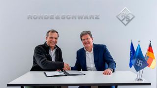 Dr. Philipp Gerbert, CEO der TUM Venture Labs, und Christian Leicher, Chief Executive Officer von Rohde & Schwarz (v.l.n.r.) haben ihre Partnerschaft erweitert. (Bild: Rohde & Schwarz)