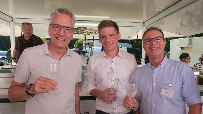 Gut Lachen mit einem kühlen Wasser: Wolfgang Michel, kfz-Betrieb, Kevin Castor, TÜV-Süd und Max Wolf, Automotive Leaners GmbH. (Bild: Zietz – VCG)