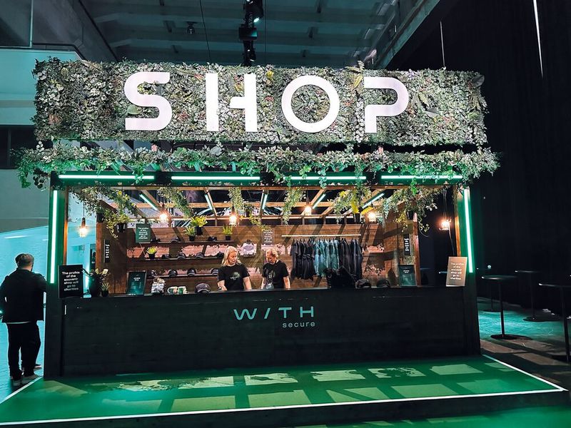 Grandiose Idee: WithSecure hat auch eine soziale Ader und der Erlös vom Souvenir Shop wird für Wohltätigkeitsorganisationen gespendet. (Bild: Vogel IT-Medien )