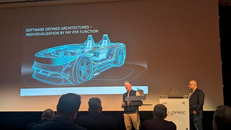 Felix Hake von Marquardt und Pete Valiantos von E Ink zeigten auf, wo gedruckte Elektronik auf das Software-definierte Fahrzeug trifft.  (Bild: Stefanie Eckardt)