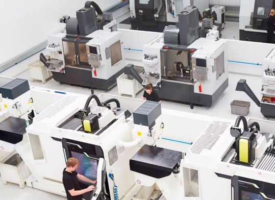 Schluss mit der ungenauen oder teuren auftragsbezogenen Zeiterfassungen bei „Geisterschichten“! Eine neue App von EVO Informationssysteme erfasst die Zeit jetzt nämlich an so gut wie allen automatisierten Werkzeugmaschinen viel einfacher – und vor allem exakt.(Bild:  EVO Informationssysteme)