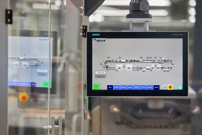 Bedient wird die automatisierte Schokoladenfabrik für Losgröße 1 über mehrere Simatic HMI Comfort Panel Pro von Siemens. (Siemens AG / W.Geyer)