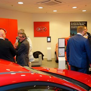 Schon am Eröffnungstag des neuen Kia-Schauraums herrschte reges Interesse.(Bild:  Wehner / »kfz-betrieb«)