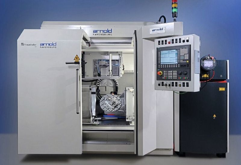 Blick auf eine Anlage mit der das Laserpolieren diverser Werkstoffoberflächen produktiv gelingt. Hier ein System von Arnold Ravensburg. (Bild: Fraunhofer-ILT)