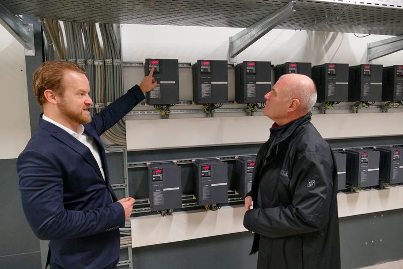 Dr. Raoul Enning (links) und Klaus Butscheid diskutieren weitere Optimierungsmöglichkeiten. (Mitsubishi Electric Europe )