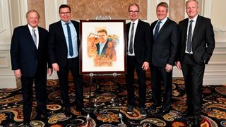 André und Oliver Quakernack (2. und 3 v. li.) nahmen die begehrte Auszeichnung aus den Händen von Edsel Ford II, Henry Ford III und Hans-Jörg-Klein (v. li.) entgegen. (Bild: obs/Ford-Werke GmbH)