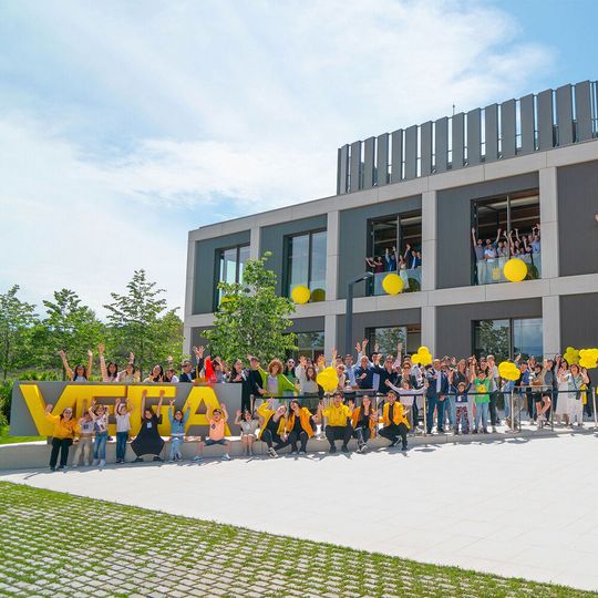 Das neue Firmengebäude in Spanien wird feierlich eröffnet.(Bild:  Vega)
