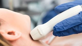 Vielleicht in Zukunft überflüssig: medizinisches Personal bei Ultraschalluntersuchungen der Schilddrüse. (Bild: LIGHTFIELD STUDIOS - stock.adobe.com)