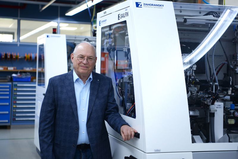 Nach nahezu 40 Jahren in führender Verantwortung verabschiedet sich Ulrich Zahoransky (Bild) planmäßig zum 31. Dezember 2025 aus dem Vorstand der Zahoransky AG und übergibt die Leitung vollständig an Ric Nachtmann (kaufmännischer Vorstand) und Heinrich Sielemann (technischer Vorstand). (Bild: Zahoransky)
