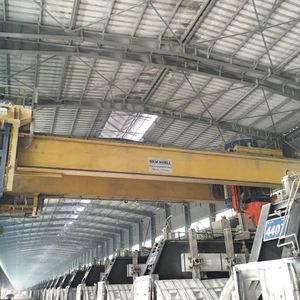 In Gießereien kommen zahlreiche Krananlagen zum Einsatz, wobei die Einsatzbedingungen extrem anspruchsvoll sind: Staub/Metallpulver, hohe Umgebungstemperaturen, die im Sommer bis zu 70 °C betragen können, korrosive Gase und bei Elektrolyseanlagen auch starke elektromagnetische Felder. 