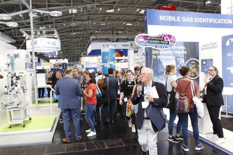 Mit dem Fußabdruck-Schild voran: Ludwig Springauf aus dem LABORPRAXIS-Team führte die Guided Tour HPLC zu ausgewählten Ständen auf der Messe. (LABORPRAXIS, C. Lüttmann)