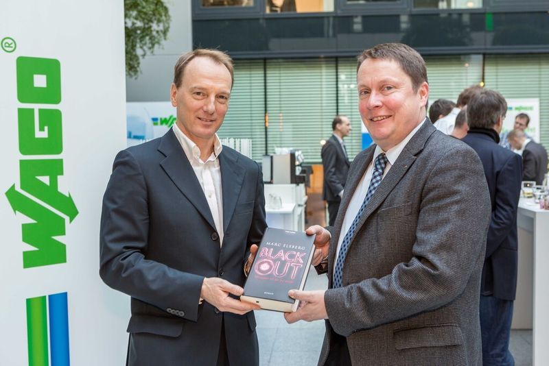 Autor Marc Elsberg (l.), Verfasser des Bestsellers „Blackout – Morgen ist es zu spät“, im Gespräch mit Wago-Geschäftsführer Sven Hohorst. (Bild: Wago)