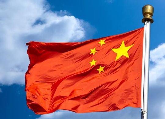 Vielen deutschen Unternemen, die in China agieren, weht der wirtschaftliche Wind dort schärfer ins Gesicht als üblich. Das zumindest belegen die Umfrageergebnisse der AHK ...(Bild:  Flaggenfritz)