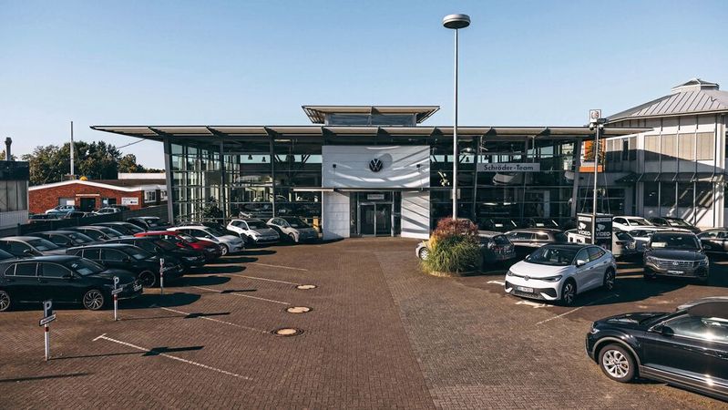 Das VW-Autohaus Schröder Team in Bielefeld-Sennestadt. Bald eröffnet das Familienunternehmen an diesem Standort auch einen Ford-Betrieb.(Bild:  Schröder Team)