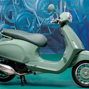 Pastellgrün-Lackierung und Felgen-Design verweisen auf die Nachkriegs-Klassiker.(Bild:  Vespa)