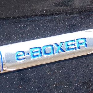 4. Der Antrieb: Der E-Boxer ist ein Mildhybrid, bei dem ein gerade mal 12,3 kW/16,7 PS starker Elektromotor den Benziner kaum merklich unterstützt. Unschöne Eigenschaft: Nach dem Kaltstart läuft der Boxer längere Zeit bei fast 2.000 Umdrehungen – fast wie im letzten Jahrhundert, als die Autos noch einen Choke hatten.(Bild:  Rosenow/»kfz-betrieb«)