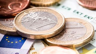 Das liebe Geld: In einer großen Online-Umfrage haben wir bei den Maschinenbauern Deutschlands nach Gehalt, Zufriedenheit und Zukunftsaussichten gefragt. Die Ergebnisse präsentieren wir hier. (Fotolia/Lukas Gojda)