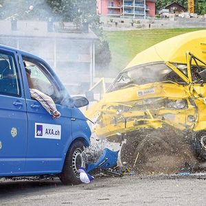 Bereits beim Vorgänger des T3, dem T2, achtete Volkswagen auf das Verhalten der Karosserie im Crashfall. Ein hinter der Stoßstange angebrachtes Deformationselement sollte hier helfend fungieren. (Bild:  © KEYSTONE / MELANIE DUCHENE)