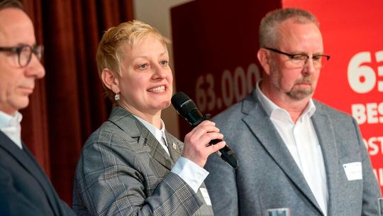 Stephanie Albrecht-Suliak, Leiterin des IGBCE-Landesbezirks Nordost, machte deutlich: „Die Chemie-Beschäftigten in Ostdeutschland sind auf der Zinne.“(Bild:  Tom Schulze/ IGBCE)