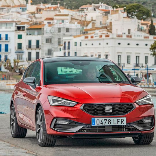 Seat bringt das Kompaktklassemodell Leon in der vierten Generation auf den Markt. Das zentrale Modell der Marke präsentiert sich als flotter Spanier mit steigendem Platzangebot.(Bild:  Seat)