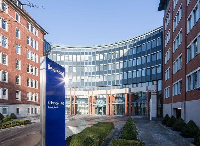 Beiersdorf ist ein deutscher Konsumgüterkonzern mit Sitz in Hamburg. Im vergangenen Jahr arbeiteten 17.398 Mitarbeiter weltweit für Beiersdorf. Der Umsatz beträgt 6,3 Milliarden Euro. Die Frauenquote im Aufsichtsrat von Beiersdorf beträgt 25 % (3 von 12). (Beiersdorf)