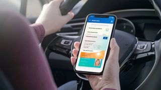 Behördengänge, Konto eröffnen, Mietwagen buchen – das alles soll laut Vodafone künftig per Smartphone gehen (© Vodafone)