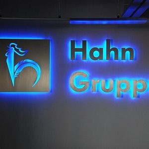 Die Hahn-Gruppe ist an 26 Standorten rund um Stuttgart aktiv und beschäftigt rund 1.300 Mitarbeiter.